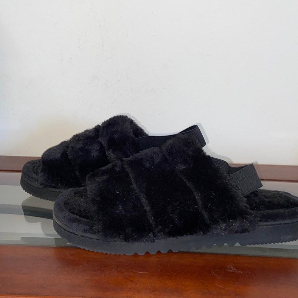 Fuzzy slippers with straps